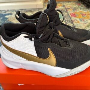 Boys Nike Hustle EUC Big Kids Size 4.5